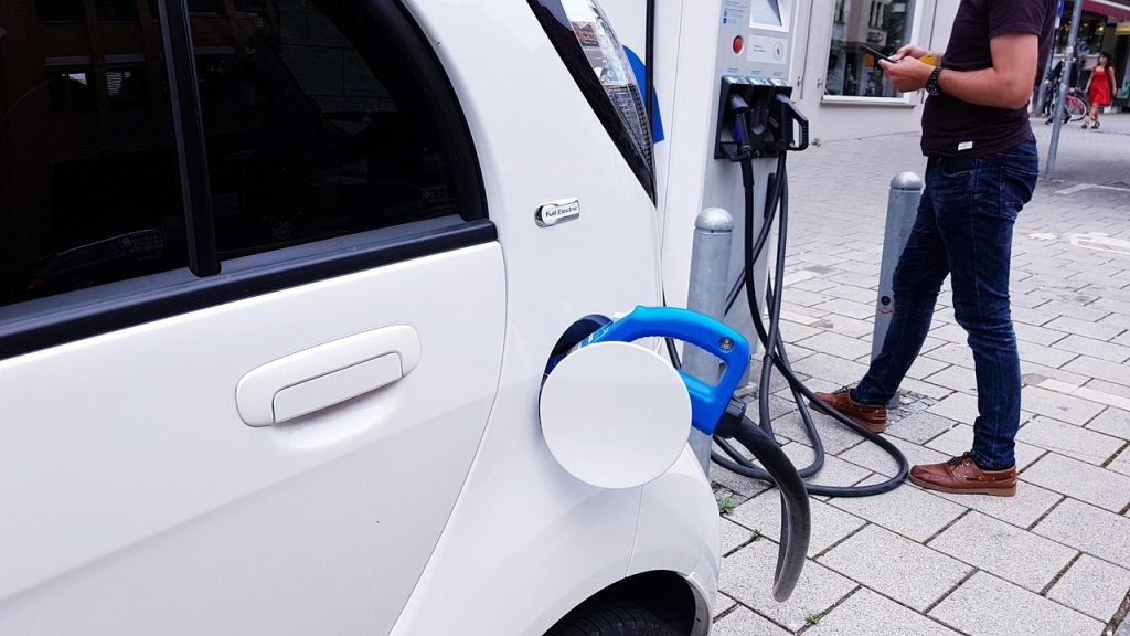 Windrad über angepflügtem Boden