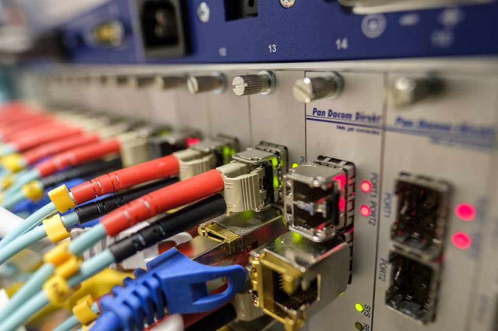 Windrad über angepflügtem Boden